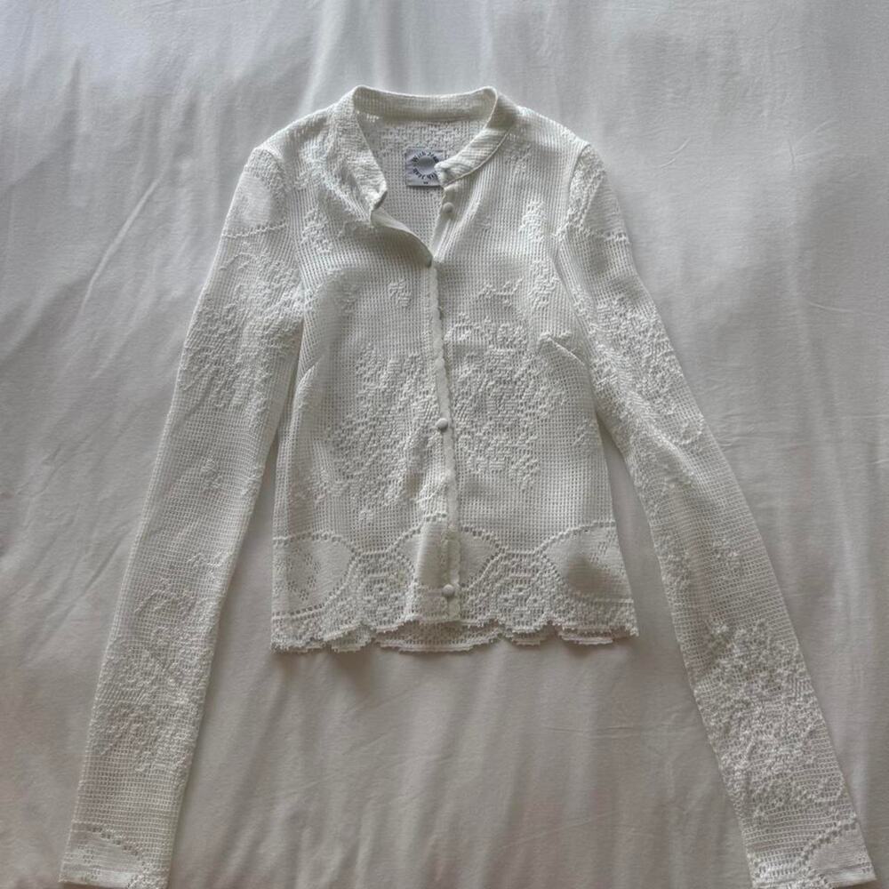 With jean dom top -White lace cardigan with floral embroidery
